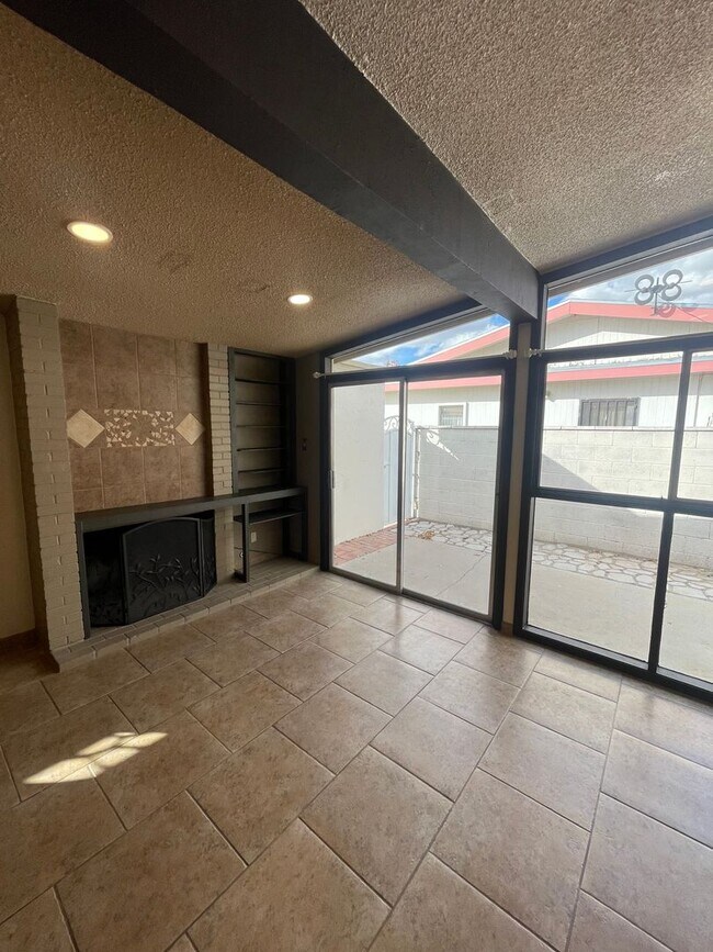 Building Photo - Beautifully Updated 3 Bedroom/2 Bathroom H...
