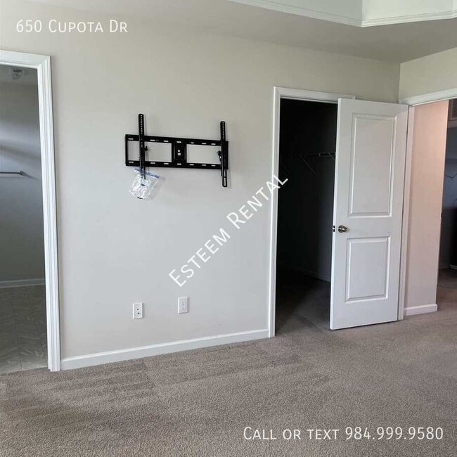 Building Photo - 650 Cupota Dr