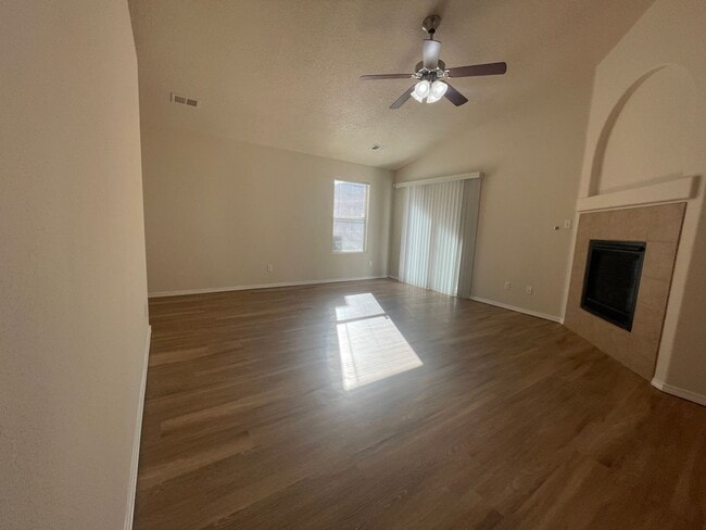 Building Photo - 4 bed 2 bath home in Huning Ranch.