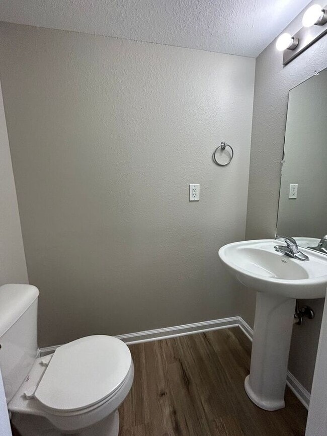 Building Photo - 2 Bed, 1.5 Bath Townhome *Near Fort Campbell*
