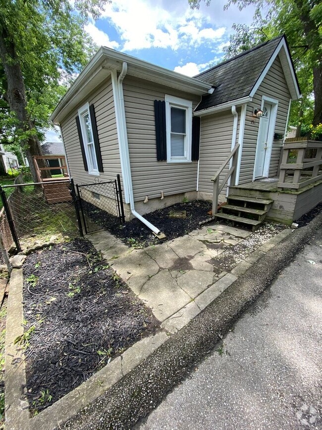 Building Photo - 2 Bedroom House Basement & Garage - Fenced...