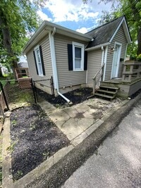 Building Photo - 2 Bedroom House Basement & Garage - Fenced...
