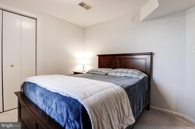 Building Photo - 8805 Honeybee Ln