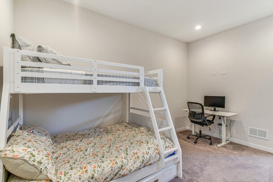 Building Photo - 5436 S Michigan Ave