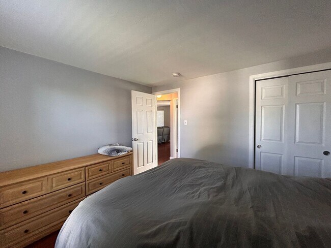Building Photo - 1571 W Cedar Ave
