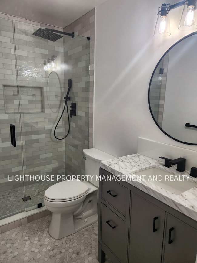 Building Photo - Beautifully Updated 3/2 One Mile from Beach!