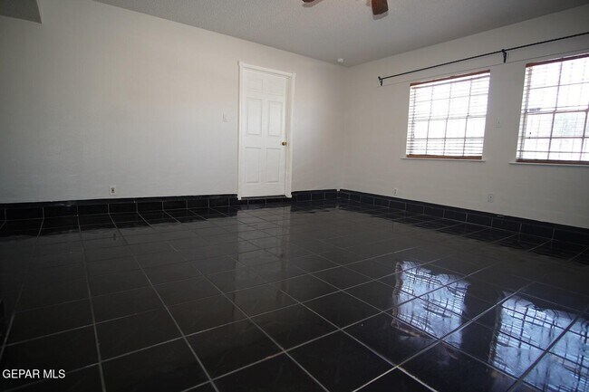 Building Photo - 4924 Winthrop Dr