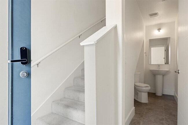 Building Photo - 604 N Bluff Dr