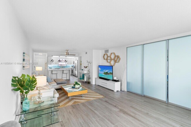 Building Photo - 1050 Hillsboro Mile