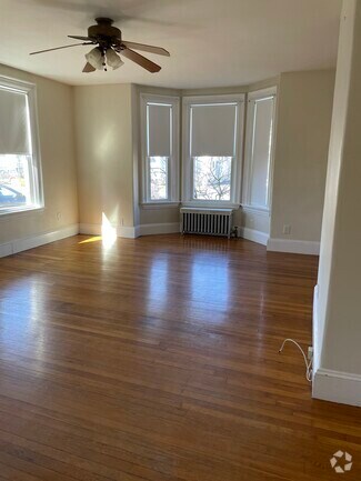 Building Photo - 148 Crescent St
