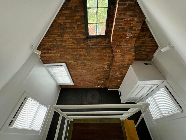 Building Photo - 561 S 5th St