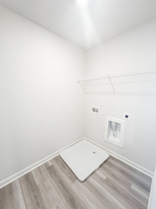 Building Photo - 4 Bedroom 2.5 Bathroom Home
