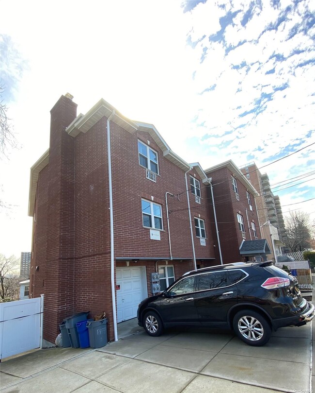 Building Photo - 47-3 58th Ln
