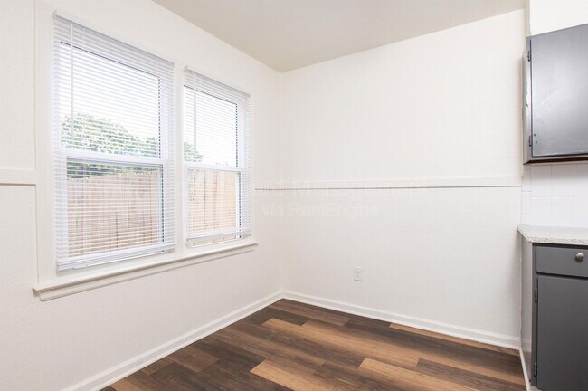 Building Photo - 1301 E Mount Vernon St