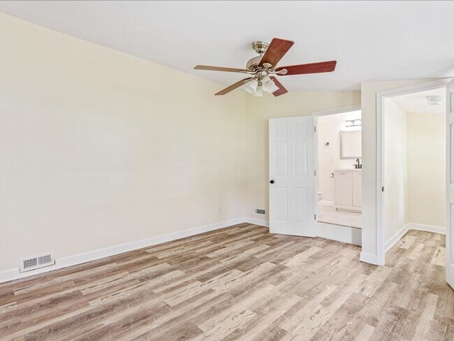 Building Photo - Luxury Remodeled 4 Bedrooms  2 Full Baths