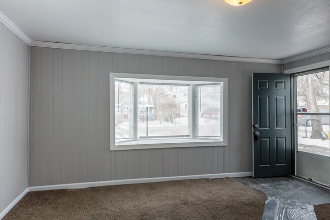 Building Photo - 327 Fairlawn Dr