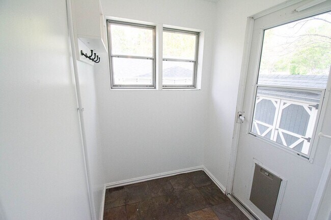 Building Photo - Beautiful Family Home Near Downtown And Hospital!