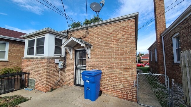 Building Photo - 8828 S Ridgeland Ave