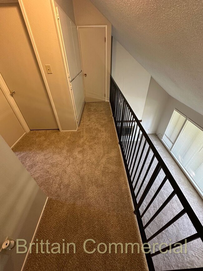 Building Photo - 6531 Lake Park Dr