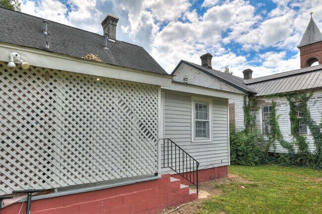 Building Photo - 515 3rd St