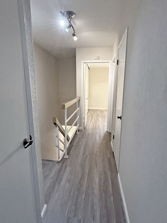 Building Photo - Bright and quiet two-story townhouse situated in the friendly Sunset Oaks community with an award...