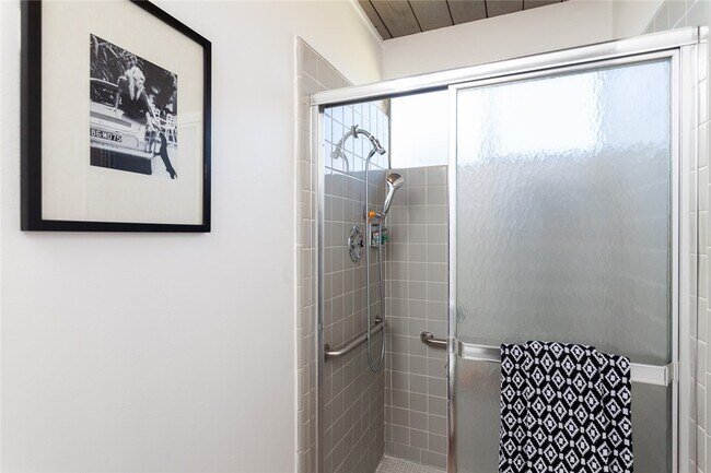 Building Photo - 1131 N Encanto St