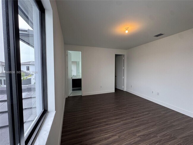 Building Photo - 19670 NE 14th Ct