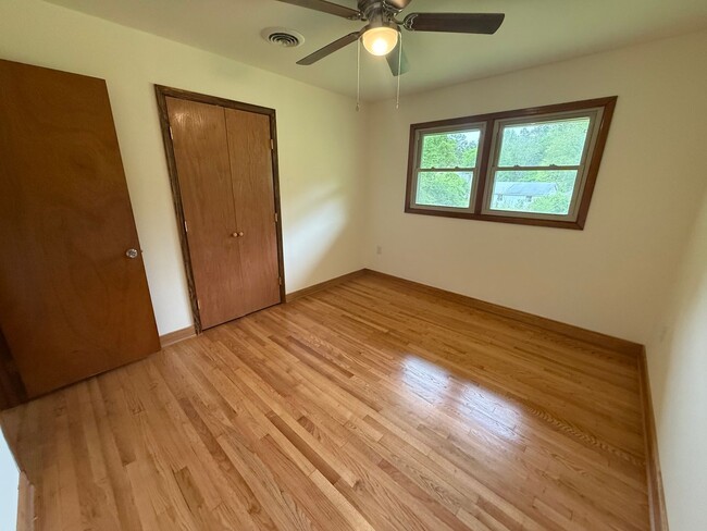 Building Photo - Large 4-Bed Brick Rancher with 2-Car Attac...