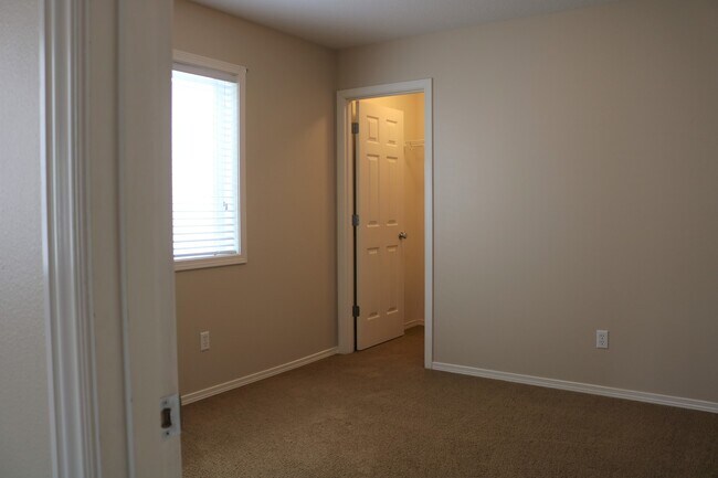 Building Photo - Home Sweet Home! 4 Bedroom/2.5 Bath in Salmon Creek: Available 10/10!