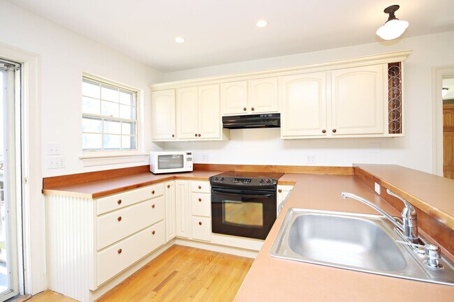 Building Photo - Charming Home With Fenced Yard