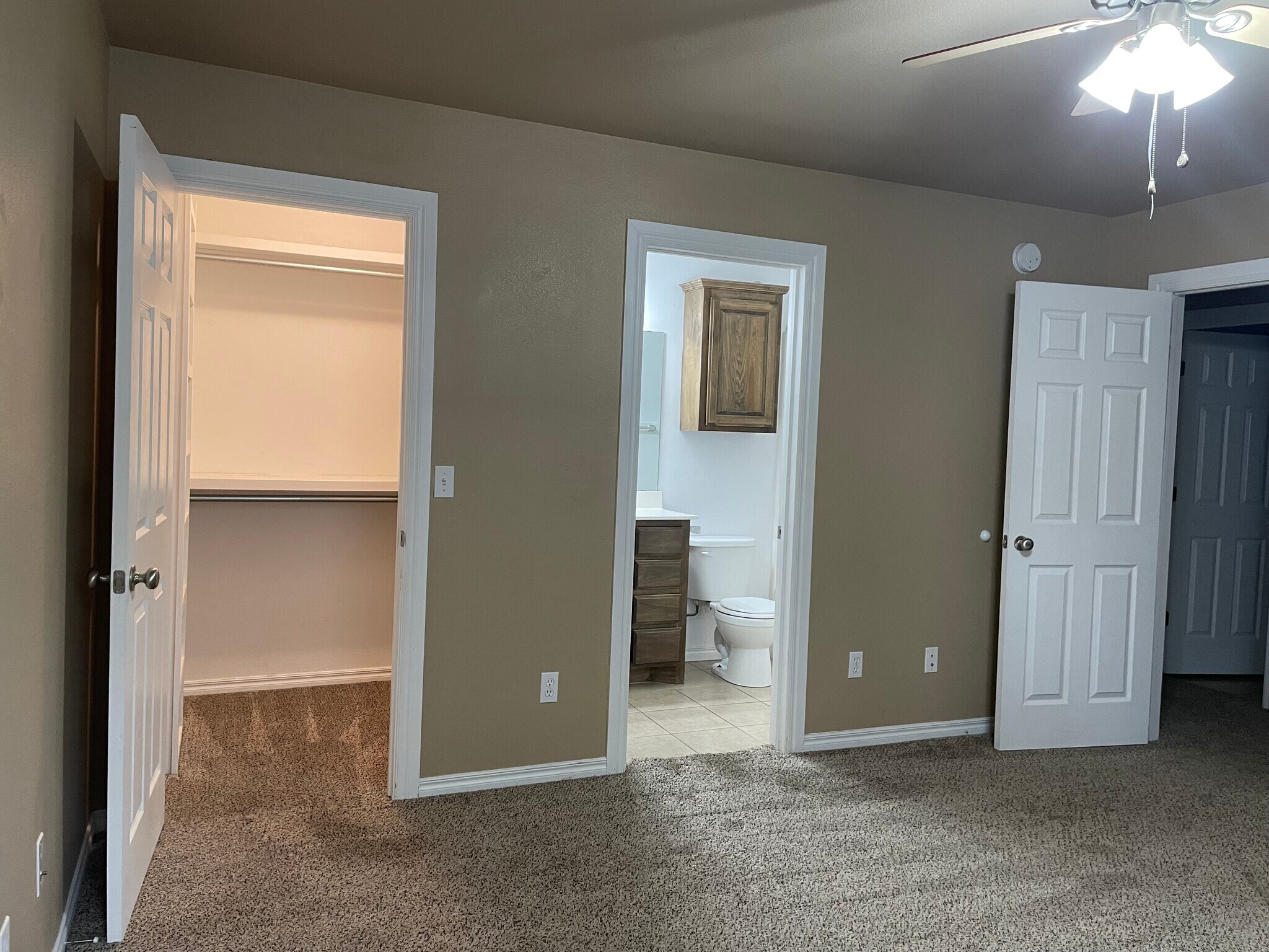 master bedroom - 610 Rolling Hills Dr