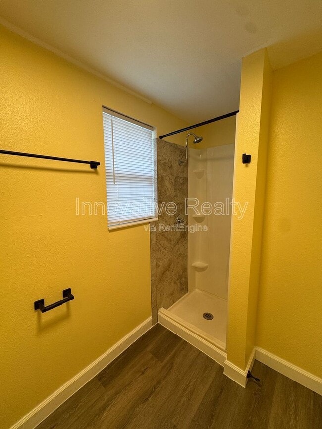 Building Photo - 205 Fern Dr