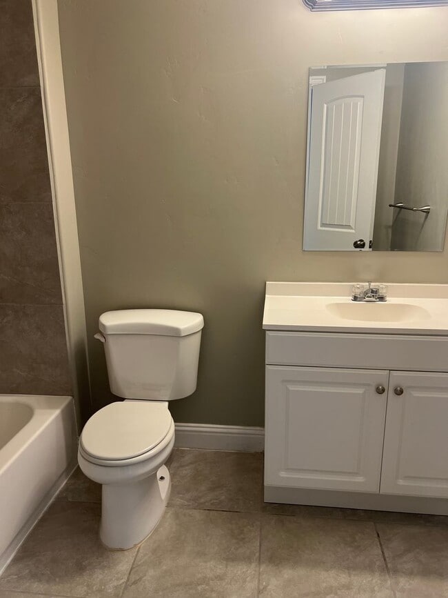 Building Photo - Newly Remodeled Townhome