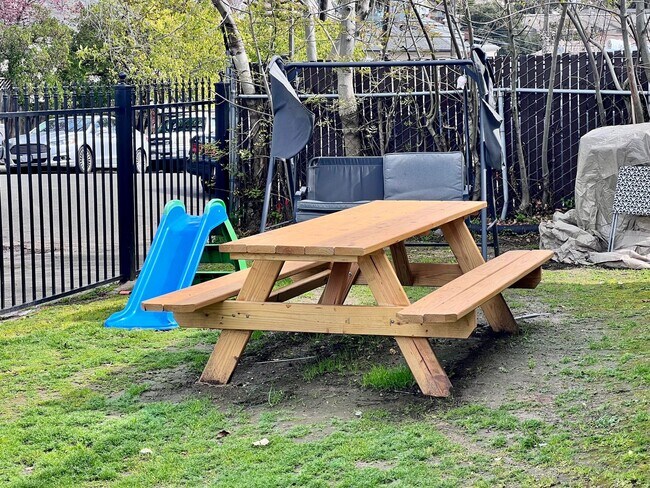 Building Photo - Cozy 1-bdrm, 1-bath in gated complex, includes 1 parking space, Located steps from schools and Hi...