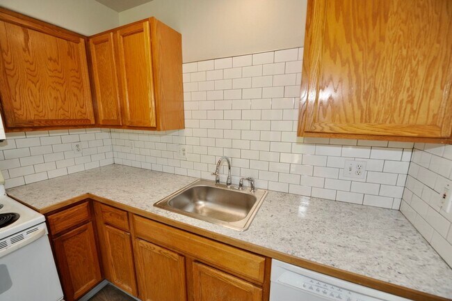 Building Photo - 3 bed 2 bath townhome