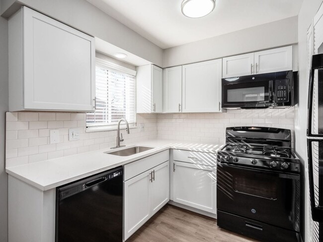 Building Photo - 620 Riverview Dr