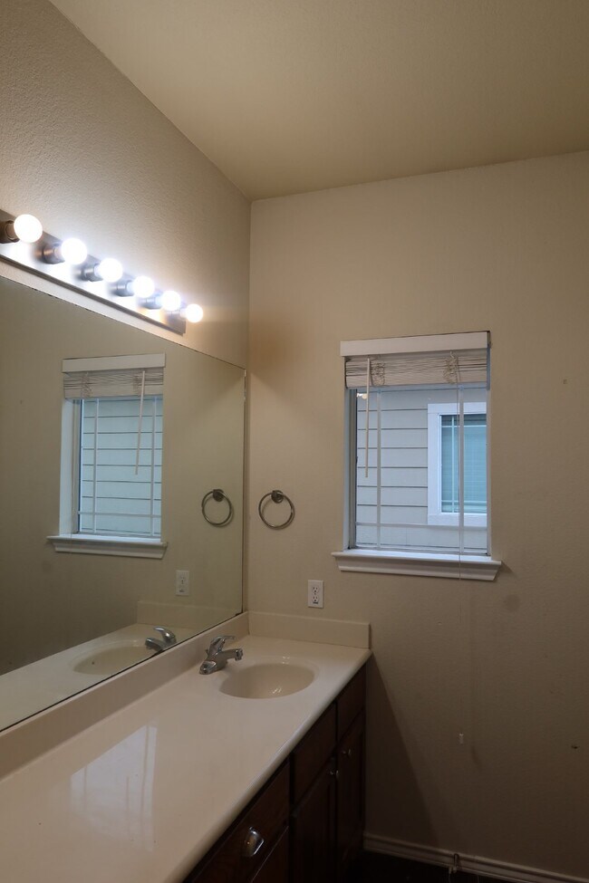 Building Photo - Now Pre-Leasing for Fall 2026–Spring 2027!