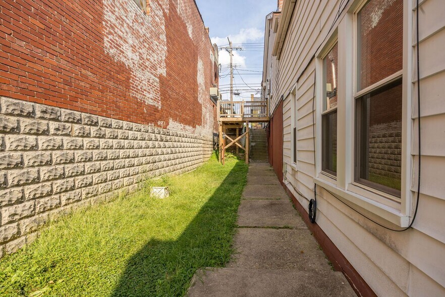 Building Photo - 2040 Brownsville Rd