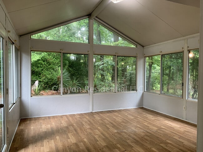 Building Photo - 5825 Vernier Dr SW