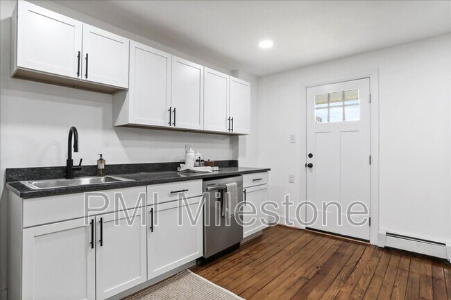 Building Photo - 16 Woods Ln
