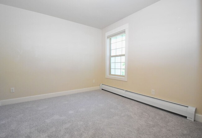 Building Photo - Fantastic end unit condo in Westgate subdi...