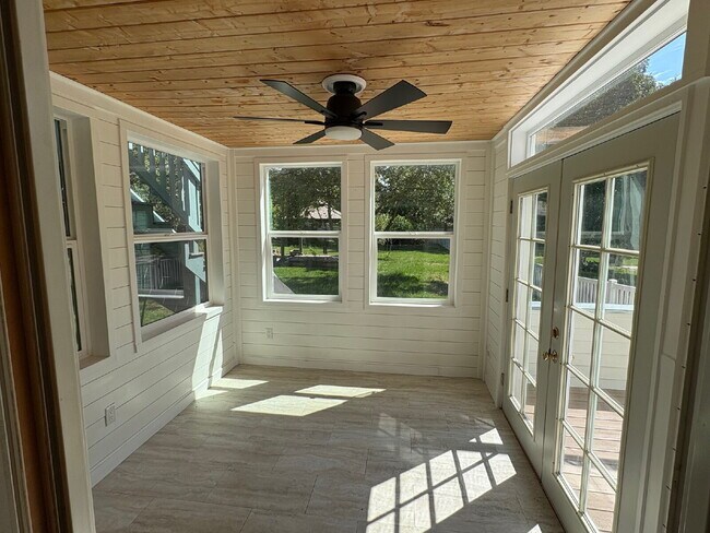 Building Photo - Spacious home in country setting, yet close to amenities