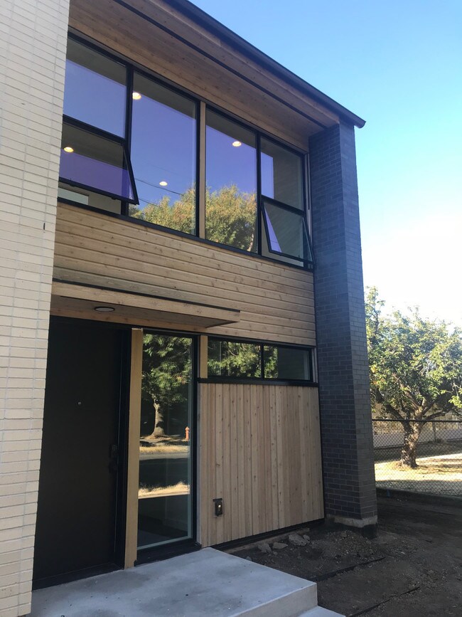 Building Photo - Atkinson Commons- Unit 1