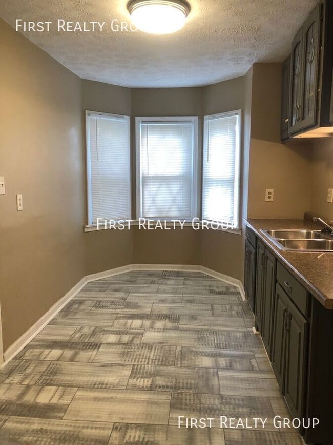 Building Photo - 330 Verona Rd