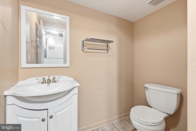 Building Photo - 13 Fox Run Ct