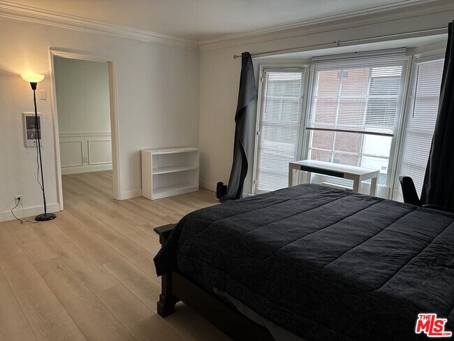 Building Photo - 325 N Palm Dr