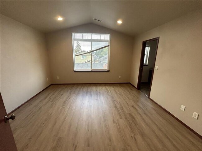 Building Photo - 330/332 Garfield St