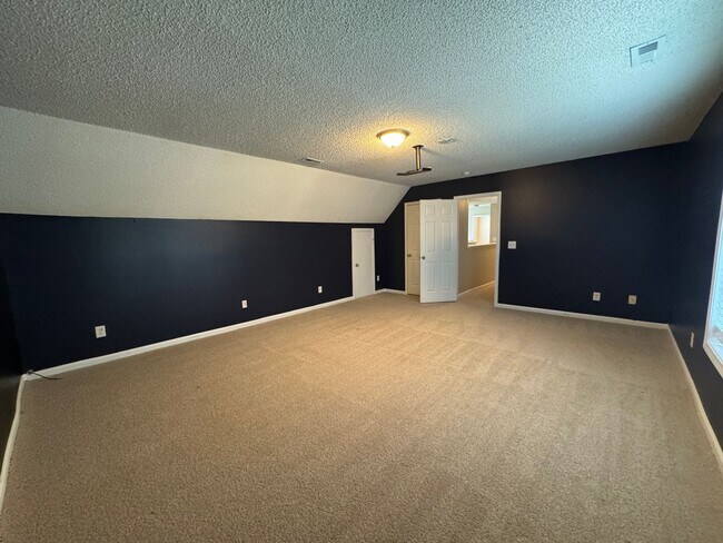 Building Photo - Ready to show!