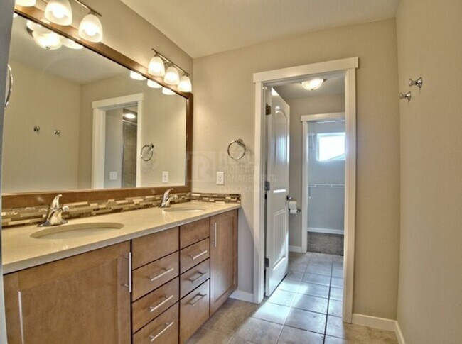 Building Photo - 1374 Sunshine Vly Wy