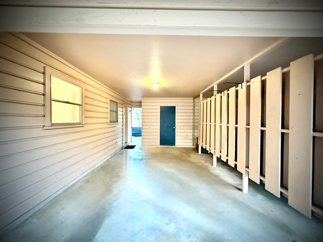 Building Photo - 1000 Hillyer St